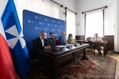 zdjęcie z podpisania umowy z firmą ABM Architektura Nieruchomości z Gliwic - wykonawcą szkoły na osiedlu Budziwój w Rzeszowie, fot. Grzegorz Bukała, Urząd Miasta Rzeszowa